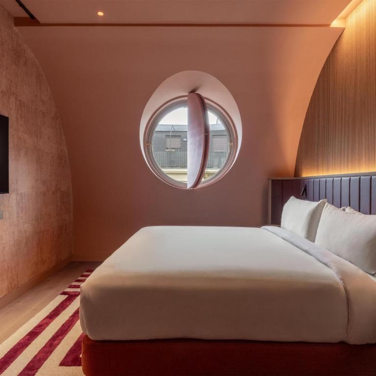 Hotel Palacio Bellas Artes San Sebastian, Curio Collection by Hilton - King Room with Stalls and Salon - 8