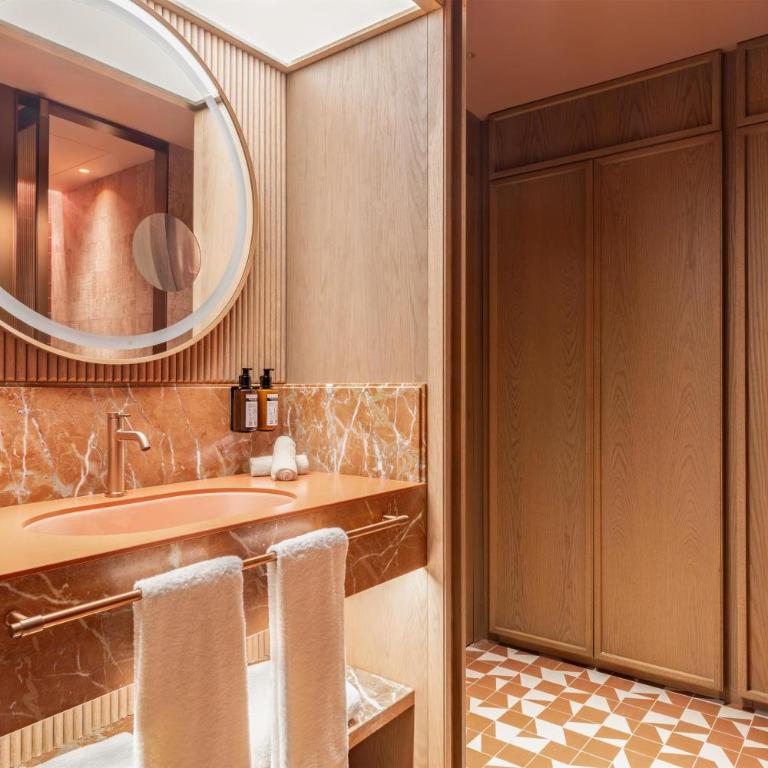 Hotel Palacio Bellas Artes San Sebastian, Curio Collection by Hilton - Double Room with Two Double Beds and Gallery - 8
