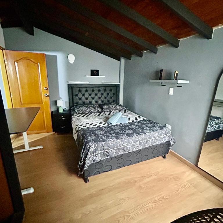 Cómoda y Amplia Casa, Ideal Para Grupos, Muy Cerca Del Estadio, Barrio La América - Four-Bedroom House - 4