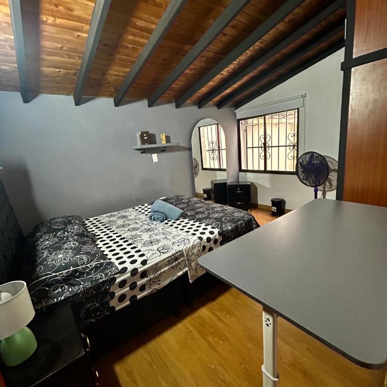 Cómoda y Amplia Casa, Ideal Para Grupos, Muy Cerca Del Estadio, Barrio La América - Four-Bedroom House - 6