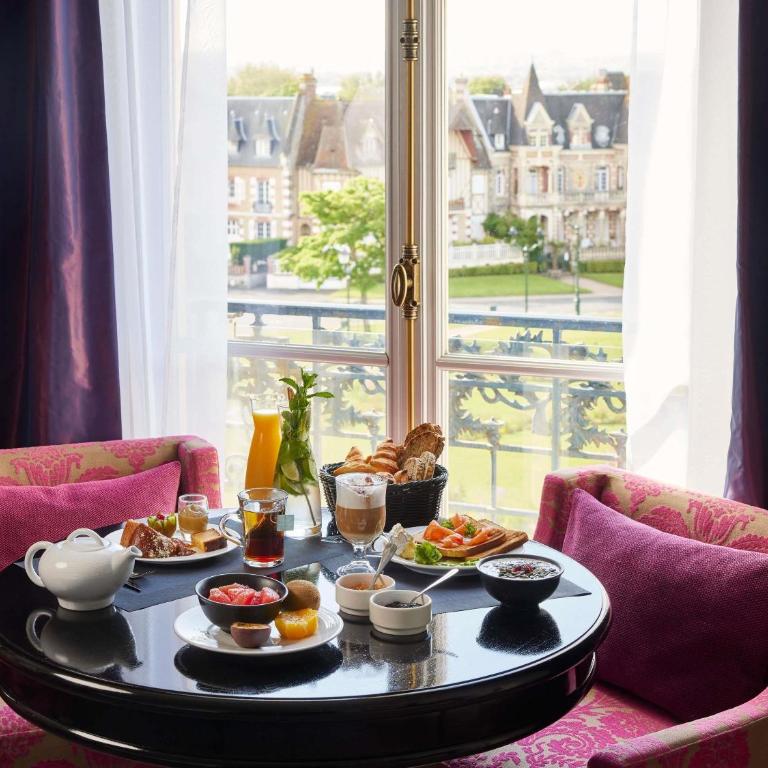 Le Grand Hotel de Cabourg - MGallery Collection - Chambre Double Classique - Vue sur Jardin - 9