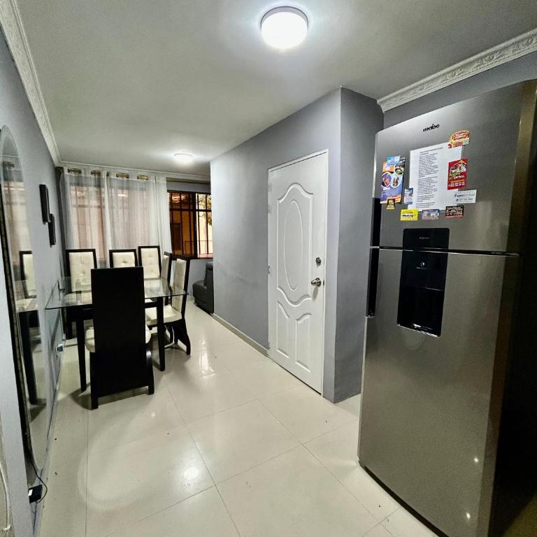 Cómoda y Amplia Casa, Ideal Para Grupos, Muy Cerca Del Estadio, Barrio La América - Four-Bedroom House - 18