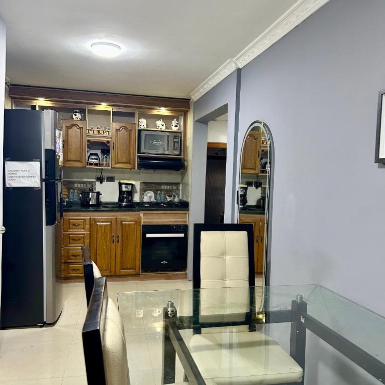 Cómoda y Amplia Casa, Ideal Para Grupos, Muy Cerca Del Estadio, Barrio La América - Four-Bedroom House - 19