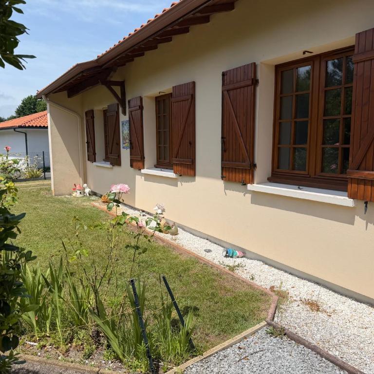 Maison et Appartement Indépendant , 10 Personnes , 5 min des Lacs et 10 min de l'océan - Casa de 5 dormitorios - 3