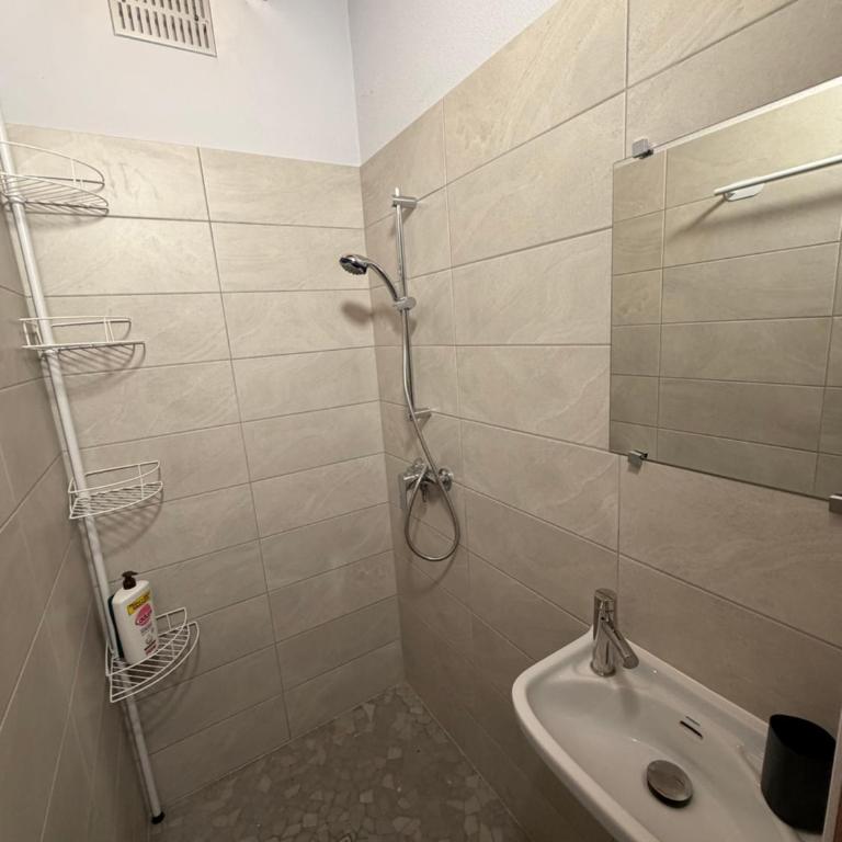 Maison et Appartement Indépendant , 10 Personnes , 5 min des Lacs et 10 min de l'océan - Casa de 5 dormitorios - 7