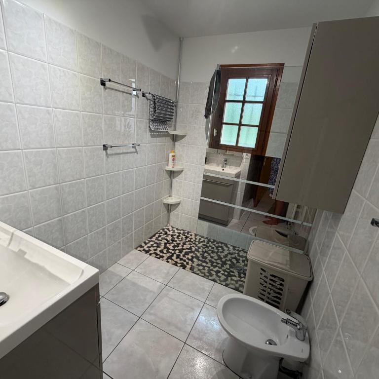 Maison et Appartement Indépendant , 10 Personnes , 5 min des Lacs et 10 min de l'océan - Casa de 5 dormitorios - 34