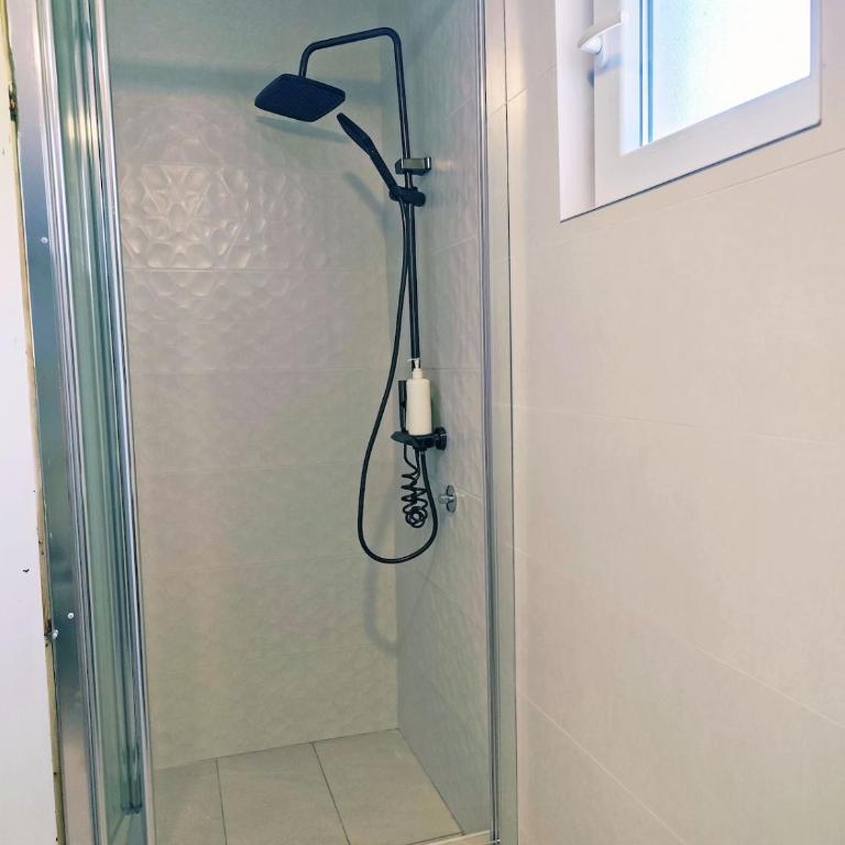 Vista Sea Apartment - Epic Sea View, Cozy Private Stay - Two-Bedroom Apartment with Balcony and Sea View - 5