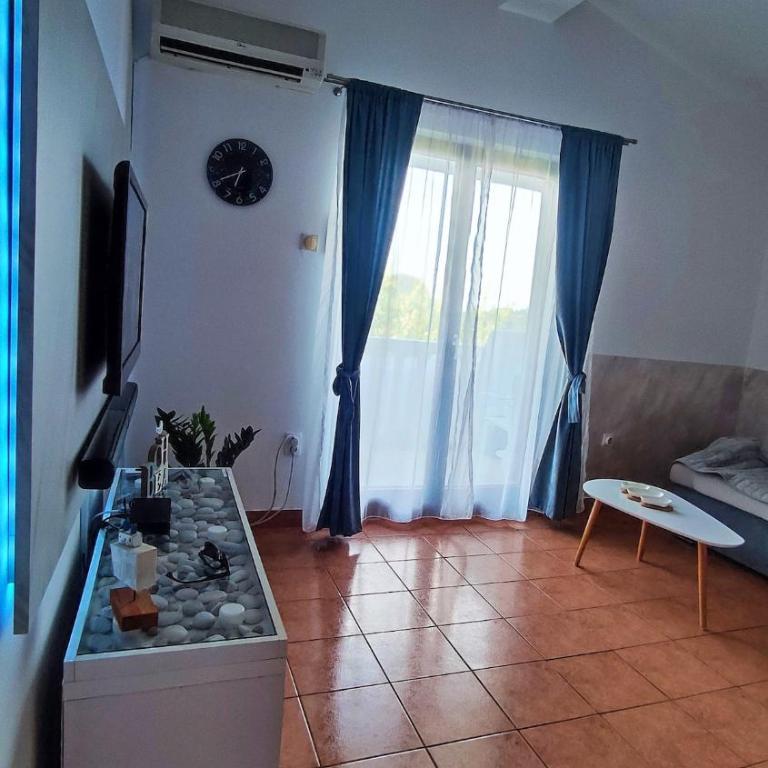 Vista Sea Apartment - Epic Sea View, Cozy Private Stay - Two-Bedroom Apartment with Balcony and Sea View - 10