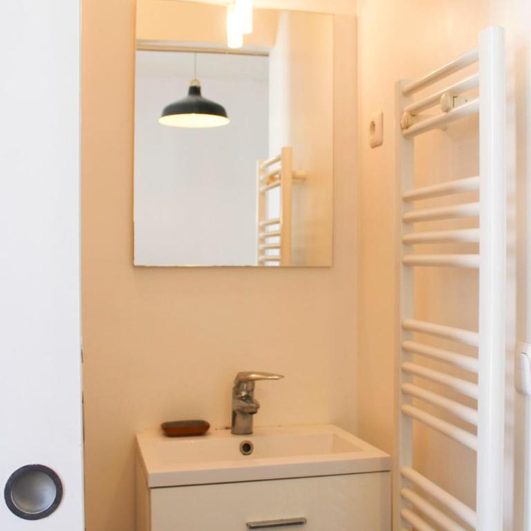 Charming Paris 19th Apt for Two - Apartment - 9