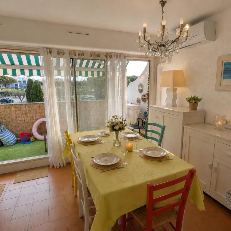 Marina en front de mer Port Camargue Plages Sud - Two-Bedroom Apartment with Balcony and Terrace - 2