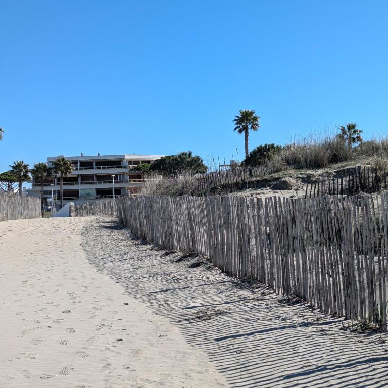Marina en front de mer Port Camargue Plages Sud - Two-Bedroom Apartment with Balcony and Terrace - 3