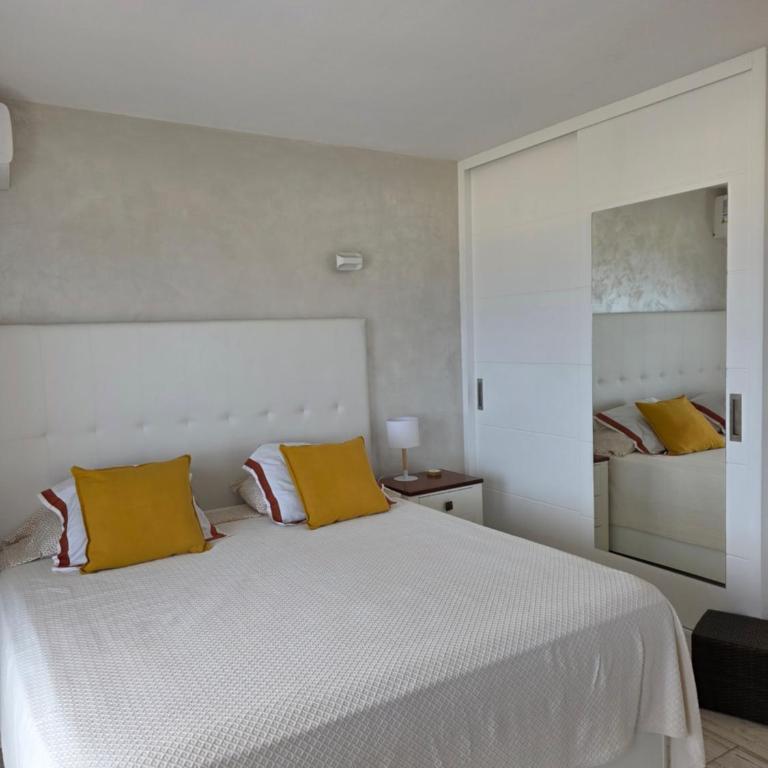 Views, international channels, A-C, pool, bar - Studio Apartment - 10