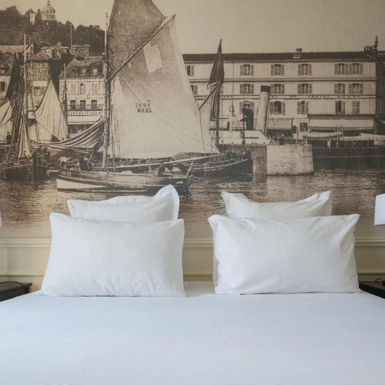 Best Western Le Cheval Blanc -Vue sur le port-plein centre ville - Small Standard Double Room with Harbor Entrance View - Non-Smoking - 2