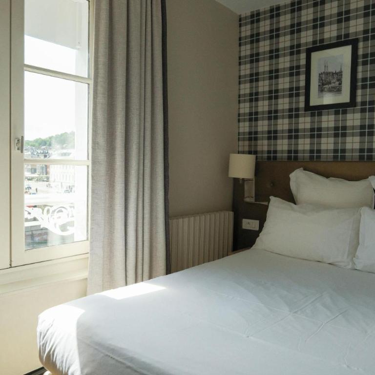 Best Western Le Cheval Blanc -Vue sur le port-plein centre ville - Small Standard Double Room with Harbor Entrance View - Non-Smoking - 3