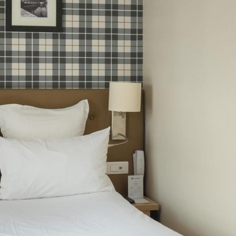Best Western Le Cheval Blanc -Vue sur le port-plein centre ville - Small Standard Double Room with Harbor Entrance View - Non-Smoking - 4