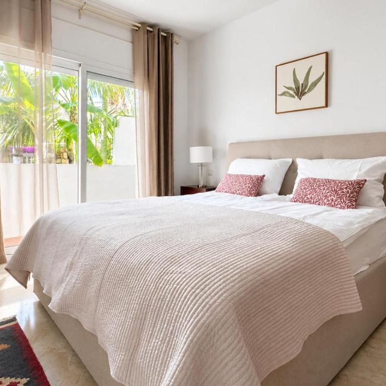 Elegant apartment with garden & pool in Estepona - Two-Bedroom Apartment - 15