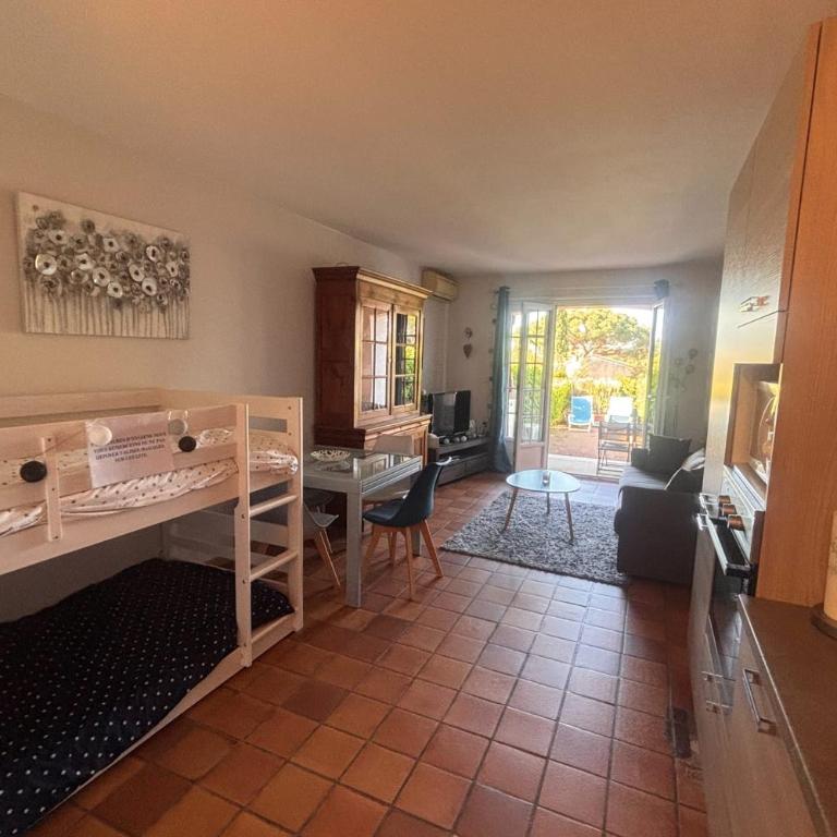 Garden studio with terrace 600m from the port - Monolocale - 2