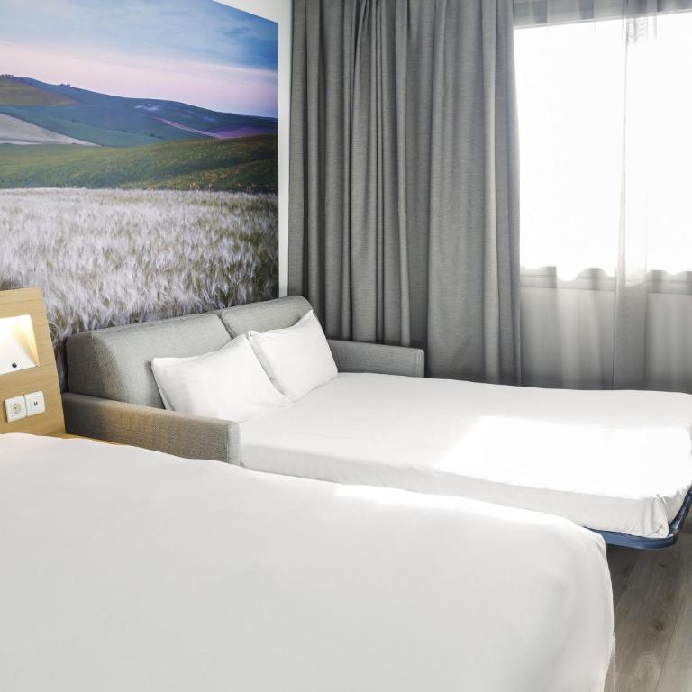 Novotel Sevilla - Habitación Superior con cama grande y sofá - 6