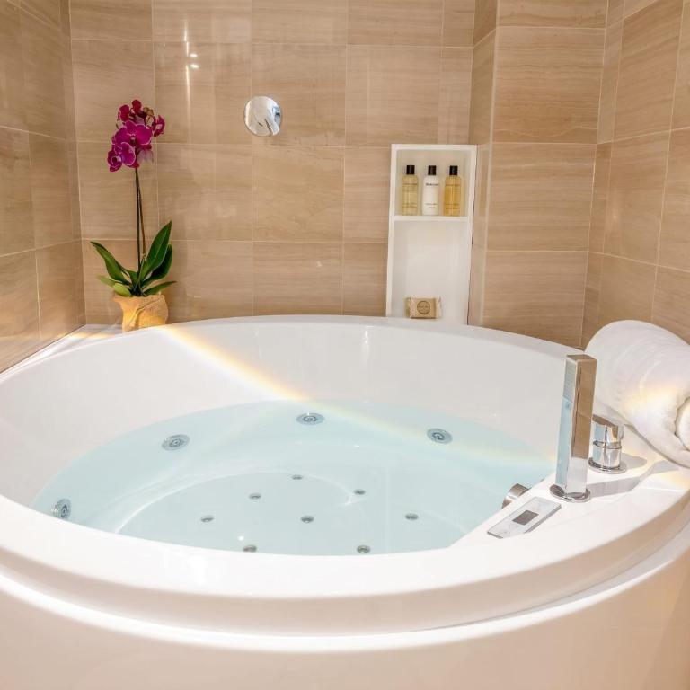 City Gate - luxury suites - King Suite with Spa Bath - 5