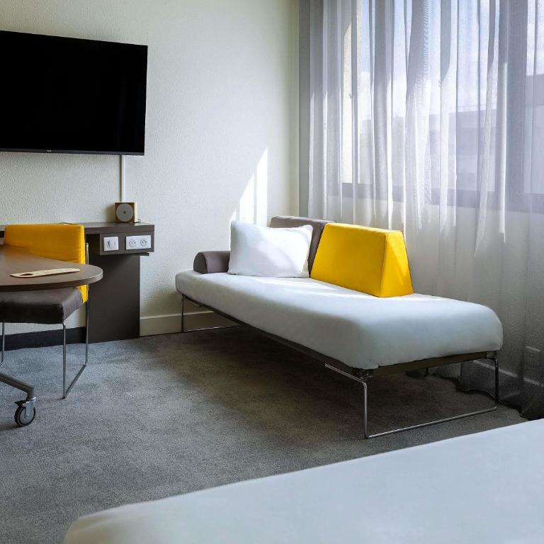 Novotel Suites Paris Stade de France - Superior Suite with Double Bed and Sofa Bed - 3