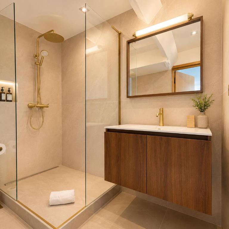 Chic Apartment in Paris Center - with AC - One-Bedroom Apartment - 1