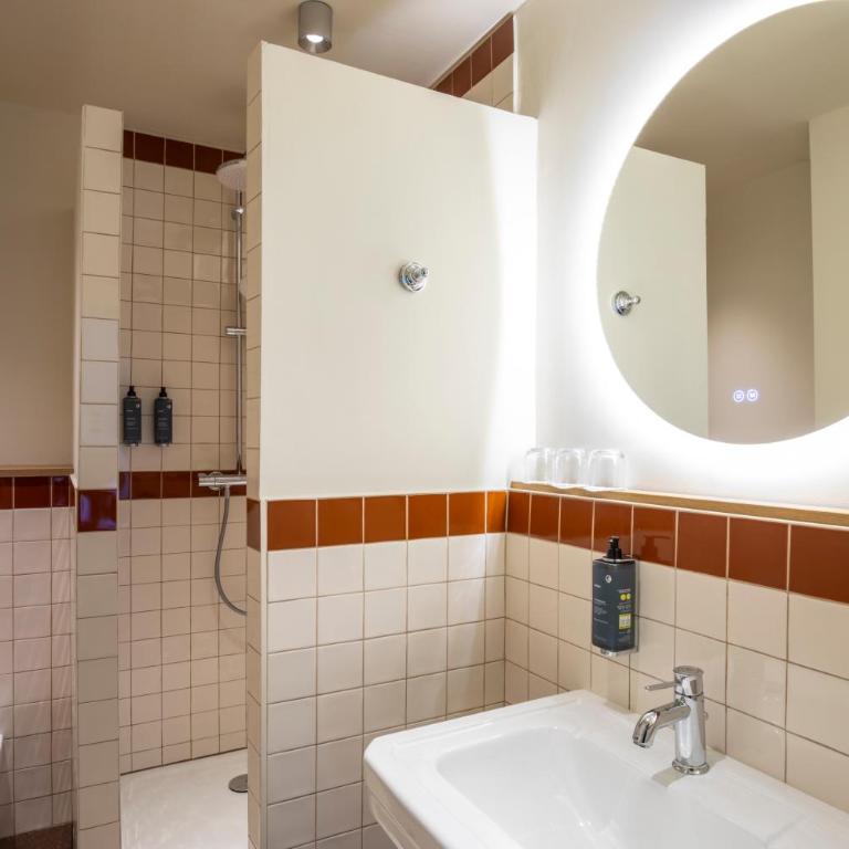 Best Western Hotel Centre Reims - Chambre Familiale avec 1 Lit Double et 1 Canapé-Lit - Non-Fumeurs - 1