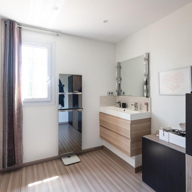 Elegant Villa with Heated Pool in Aix-en-Provence - Villa - 51