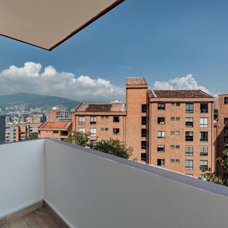 Loft con Balcon y Vista a la Ciudad l El Poblado - One-Bedroom Apartment - 12