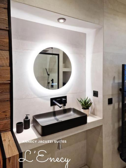 Suites avec Jacuzzi Privé & Terrasse - Vieille Ville d'Annecy - Appartement 1 Chambre avec Baignoire Spa - 10