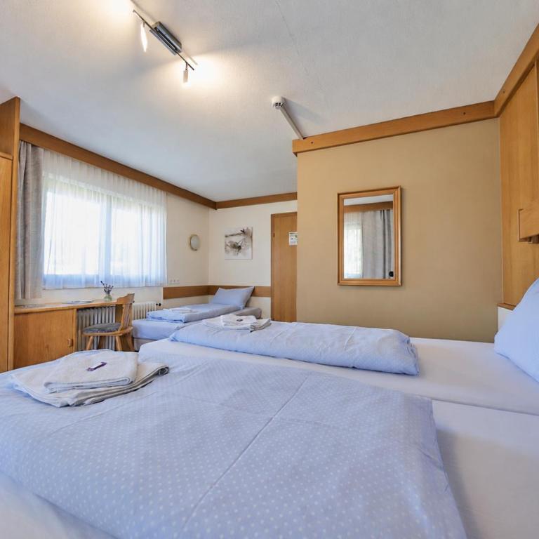 Pension Sonnwend - inklusive Gästekarte - Dreibettzimmer mit Balkon - 2