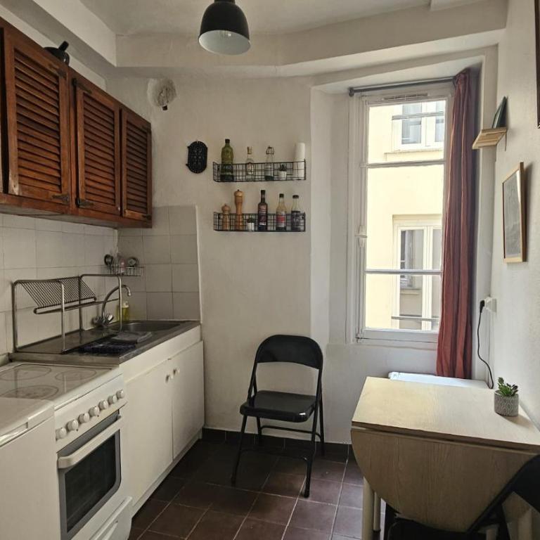 JOLI STUDIO RENOVE EN PLEIN COEUR DE L'ÂME De PARIS QUARTIER PANTHEON , NOTRE-DAME - One-Bedroom Apartment - 4