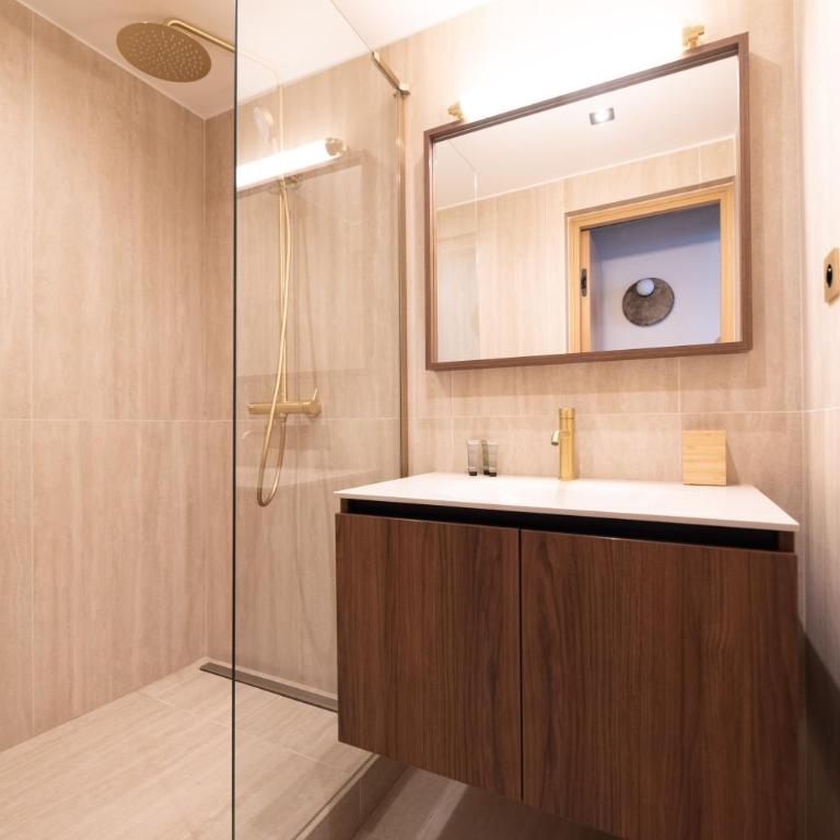 Chic Apartment in Paris Center - with AC - One-Bedroom Apartment - 9