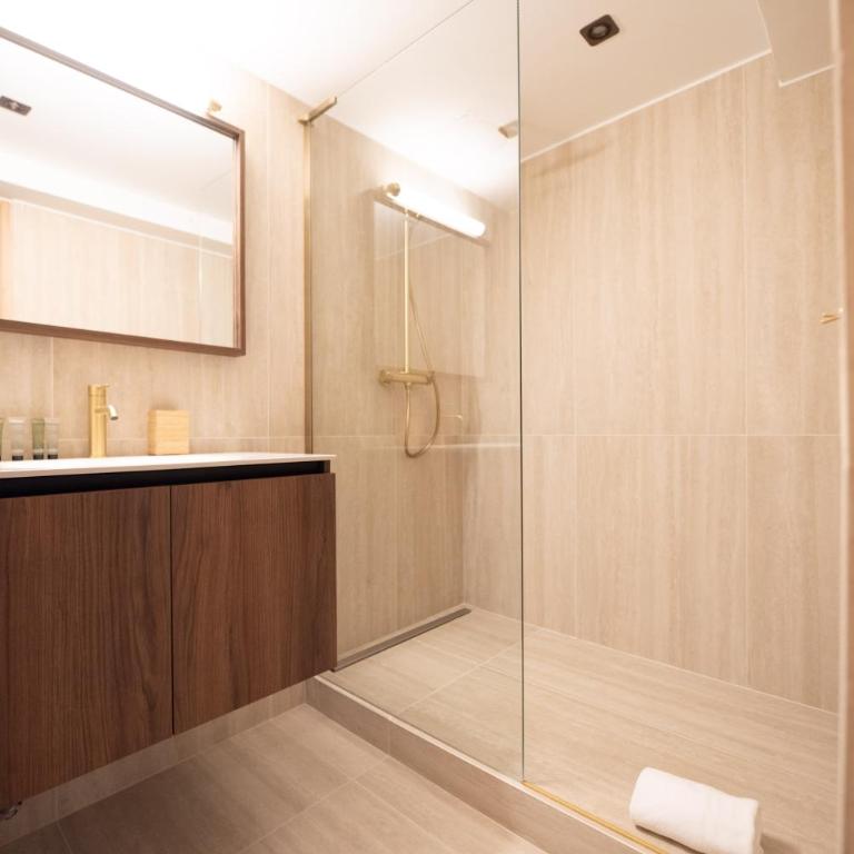 Chic Apartment in Paris Center - with AC - One-Bedroom Apartment - 5