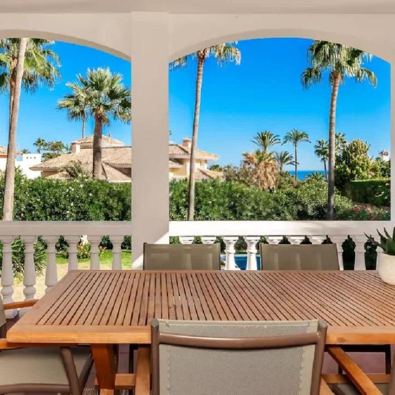 Elegant family villa just steps from the beach - Villa - 2