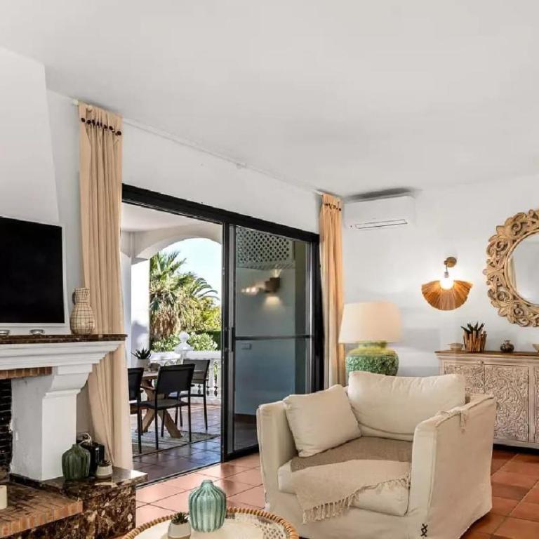 Elegant family villa just steps from the beach - Villa - 3