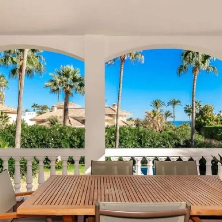 Elegant family villa just steps from the beach - Villa - 14