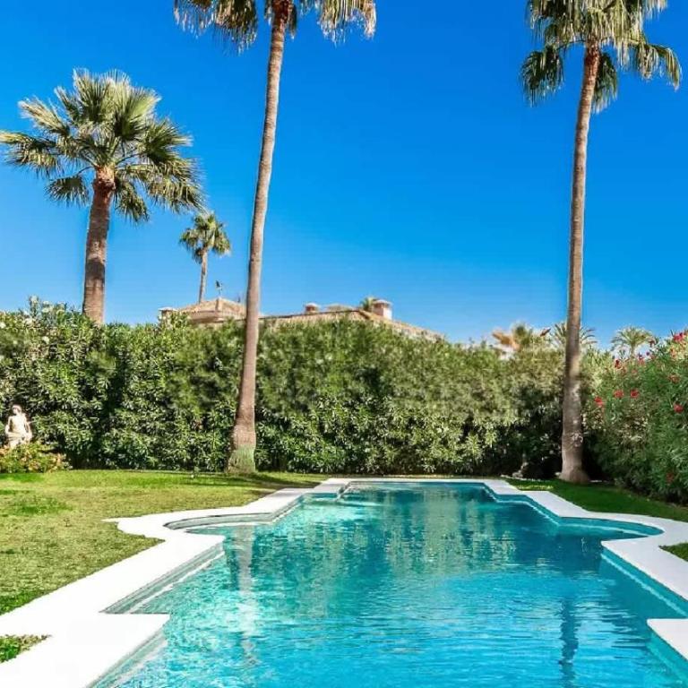 Elegant family villa just steps from the beach - Villa - 15