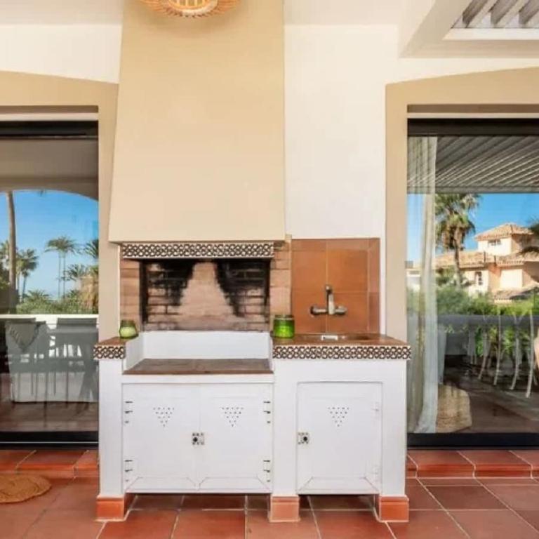 Elegant family villa just steps from the beach - Villa - 16