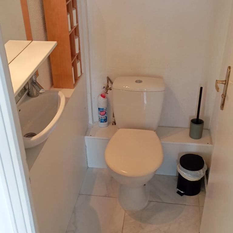fantastic view ! private bedroom in a family apartment, private bathroom, shared kitchen and living spaces - Habitación Doble - 2