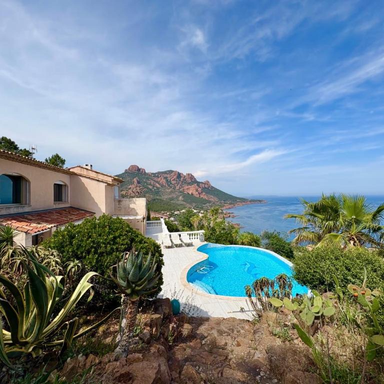Luxueuse villa panoramique, vue imprenable sur la mer, piscine, 6 chambres à Anthéor - Villa con vistas al mar - 1