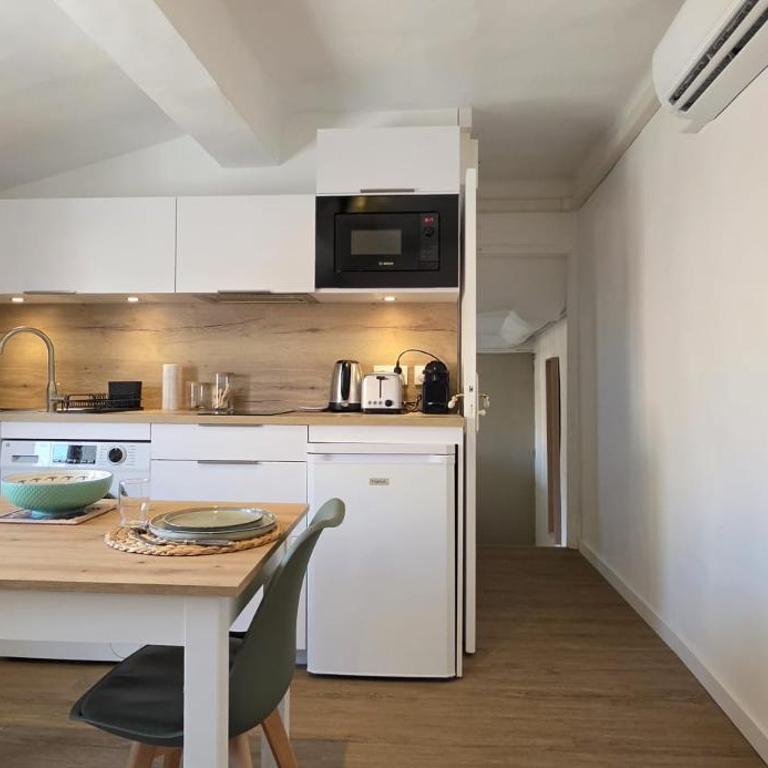 Renovate appartement, city center, AC - One-Bedroom Apartment - 24