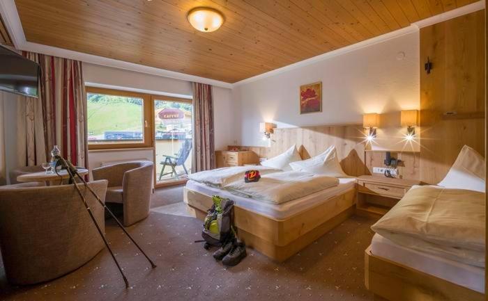 Hotel-Garni Klocker - Dreibettzimmer mit Dusche - 2