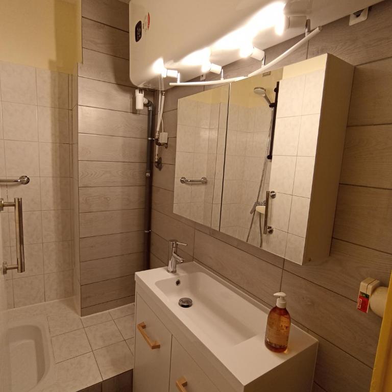 T4 fonctionnel - 3 chambres indépendantes - Idéal équipes pro, groupes et familles - Parking gratuit - Apartment mit 3 Schlafzimmern - 2
