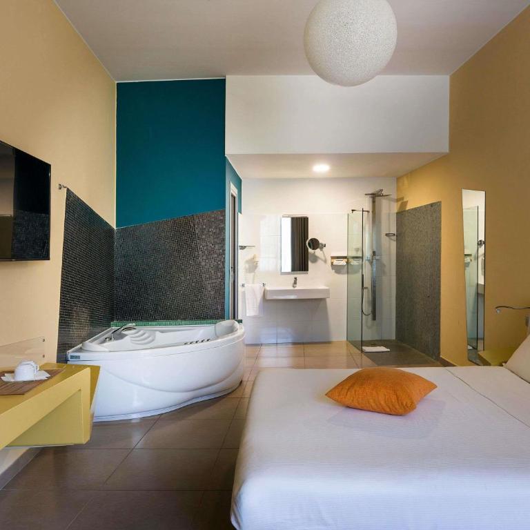ibis Styles Catania Acireale - Camera Superior con 1 Letto King-Size, Vasca da Bagno con Idromassaggio e Vista - 3