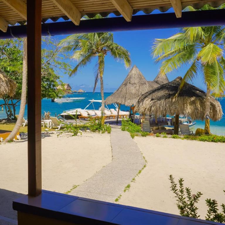 Vicky Island Beach House in the Rosario Islands - Five-Bedroom House - 5