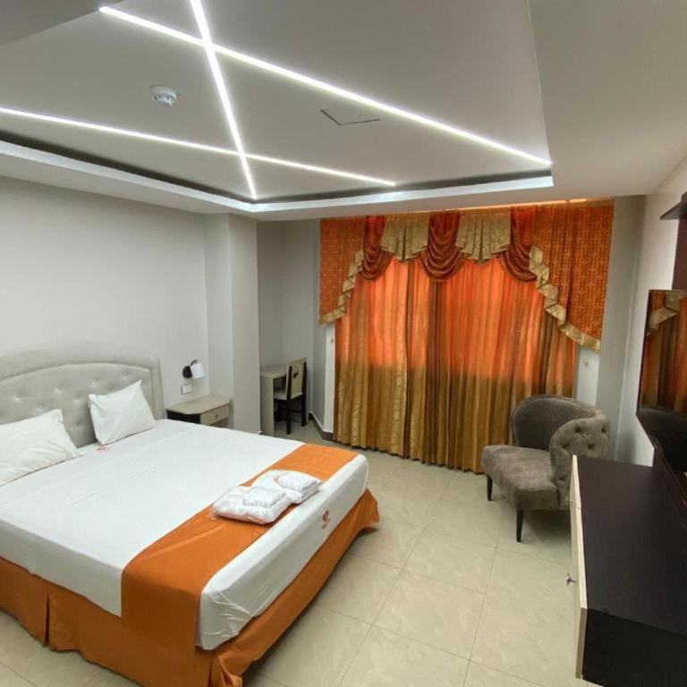 BRITNEY HOTEL Machala - Deluxe King Room - 1