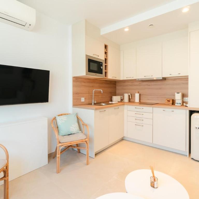Iceberg Suites - Boutique Apartment with AC and Pool - Apartment - 16