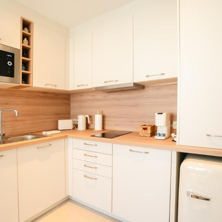 Iceberg Suites - Boutique Apartment with AC and Pool - Apartment - 24