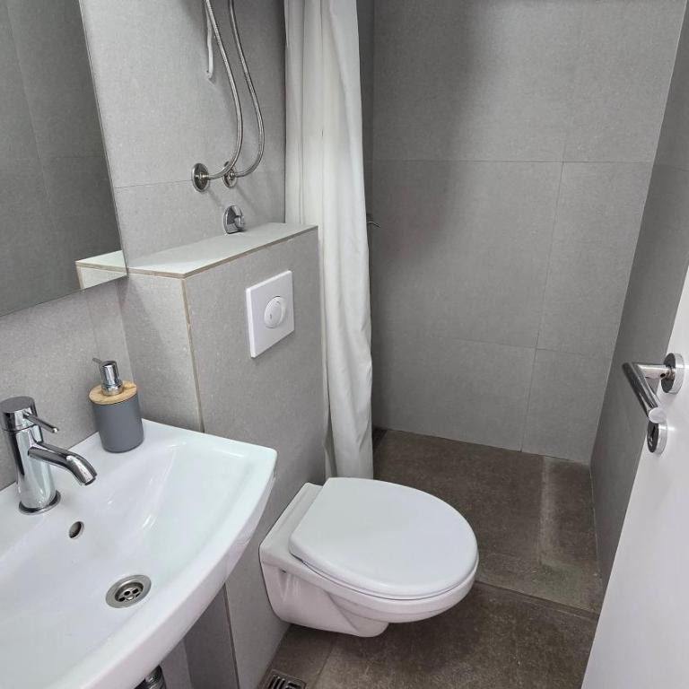 Vele House Walk to Beach - Double Room with Balcony and Sea View - 3