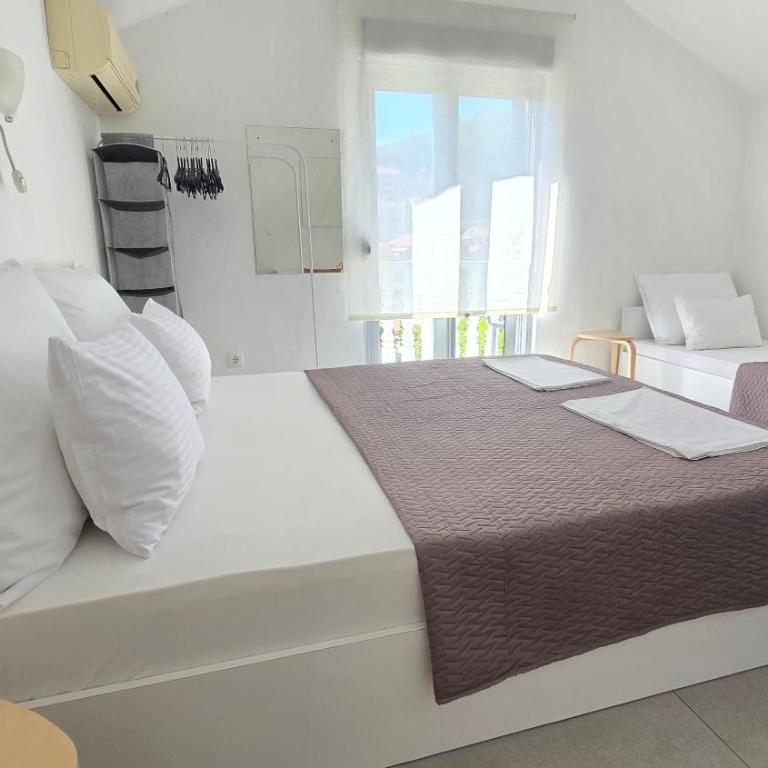 Vele House Walk to Beach - Triple Room with Sea View - 4